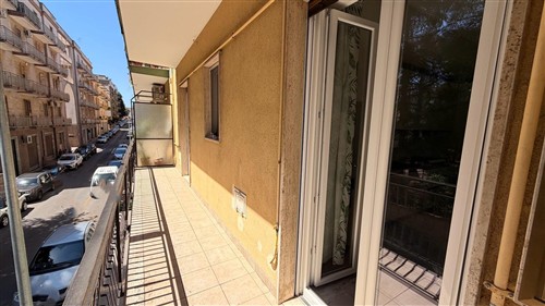 Centrale Appartamento di 3 Vani & Acc. Ristrutturato, Terrazza a Livello. Box.